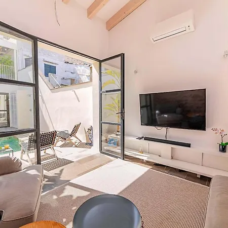 Vila Elegant Town House In 2 Bedrooms Roser Vell Located In Heart Of Old Town Pollença